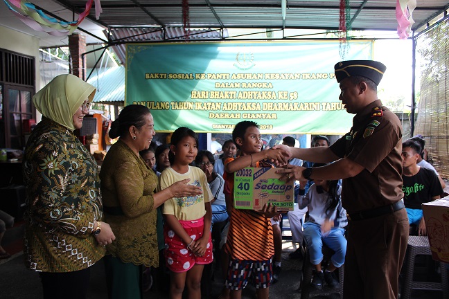 KEJAKSAAN NEGERI GIANYAR ADAKAN BAKTI SOSIAL DAN ANJANGSANA PURNAJA DALAM RANGKA HARI BAKTI ADHYAKSA KE-58
