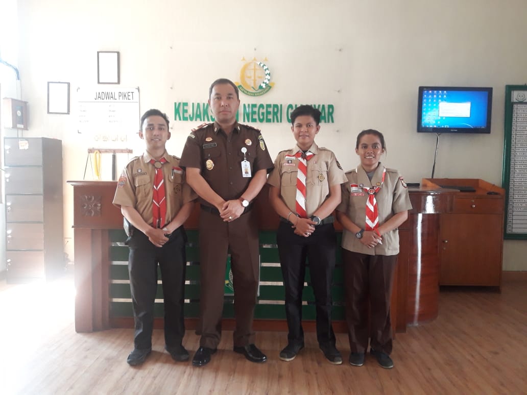 FOTO BERSAMA KAJARI GIANYAR DENGAN GPLB TUNA RUNGU BERKEBUTUHAN KHUSUS