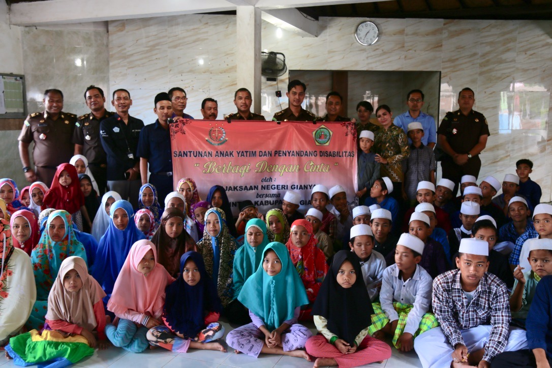 Berbagi Dengan Cinta, Kajari Gianyar dan Dinsos Serahkan Paket Sembako