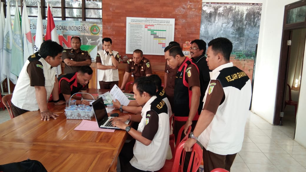 TIM PENYIDIK KEJARI GIANYAR GELEDAH KANTOR KONI KABUPATEN GIANYAR
